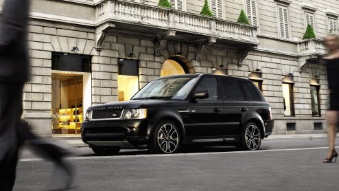 Tijdelijk is de Range Rover Sport bijzonder zwart. Tenminste, als je de gelimiteerde uitvoering 'Black' besteld hebt. Deze is er alleen met een dieselmotor, zit ruim in z'n spullen en kost 102.900 eur