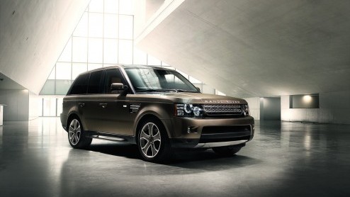 Land Rover laat modeljaar 2012 niet zomaar aan zich voorbij gaan. De Range Rover Sport krijgt een subtiele update met meer luxe uitrustingsmogelijkheden, een krachtkuur voor de diesel en verfijnde uit