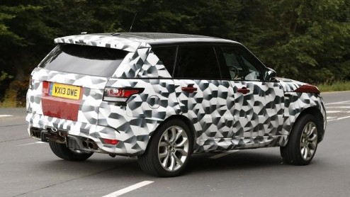 Het is inmiddels een publiek geheim dat Land Rover bezig is met de ontwikkeling van een RS-topmodel van de Range Rover Sport. Ook wel Range Rover Sport SVR genoemd.