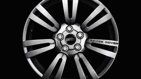 Land Rover introduceert twee speciale edities van de Range Rover Vogue, met de toevoeging Silver of Black. Het zijn twee optiepakketten die de Britse alleskunner in een uniek daglicht zet.