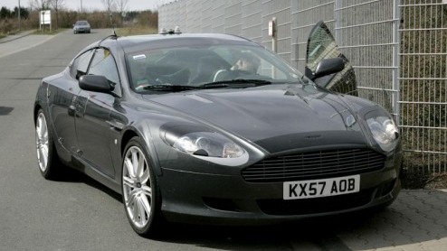 Nu we het studiemodel van de Aston Martin Rapide al in 2006 konden aanschouwen op de NAIS in Detroit, zijn we verheugd weer eens iets van deze niche-Brit te horen.