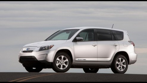 Toyota ziet niet alleen een toekomst weggelegd voor hybrides. De Japanners presenteren in navolging van een elektrische iQ ook de RAV4 EV, de eerste elektrische SUV. Het doek ging er af op de 26e edit