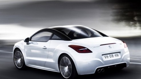 Terwijl je wellicht denkt dat het nog helemaal niet nodig is, komt Peugeot met een facelift voor de RCZ! Dankzij uitgelekte beelden zien we dat hij zijn grote mond verliest, net zoals het de 107 is ve