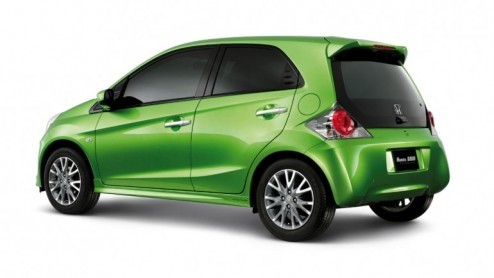 Honda heeft het doek getrokken van de Honda Brio, een kleine stadsauto met 1.2 liter VTEC benzinemotor. Hoewel ons land best met een Alto-Aygo-Panda concurrent verblijd kan worden zit zijn komst er vo