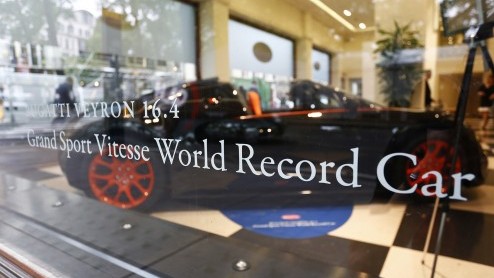 Bugatti neemt de Bugatti Veyron 16.4 Super Sport en Veyron 16.4 Grand Sport Vitesse mee naar de vestiging in Londen tijdens de Bugatti Performance Week.