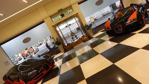 Bugatti neemt de Bugatti Veyron 16.4 Super Sport en Veyron 16.4 Grand Sport Vitesse mee naar de vestiging in Londen tijdens de Bugatti Performance Week.