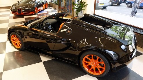 Bugatti neemt de Bugatti Veyron 16.4 Super Sport en Veyron 16.4 Grand Sport Vitesse mee naar de vestiging in Londen tijdens de Bugatti Performance Week.