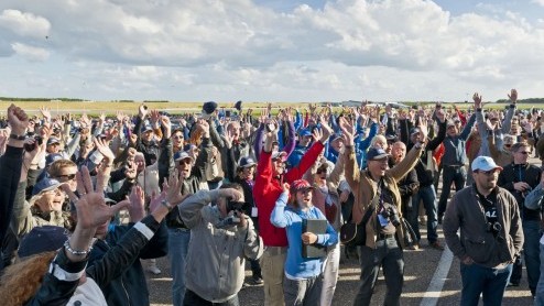 Op de wegen rond het RDW-terrein in Lelystad werd een stoet van 683 MX-5s gevormd tijdens de recordpoging The largest parade of Mazda cars van MAX-5 2013.