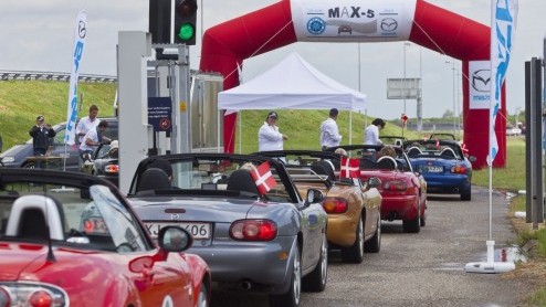 Op de wegen rond het RDW-terrein in Lelystad werd een stoet van 683 MX-5s gevormd tijdens de recordpoging The largest parade of Mazda cars van MAX-5 2013.