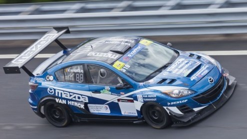 Op de wegen rond het RDW-terrein in Lelystad werd een stoet van 683 MX-5s gevormd tijdens de recordpoging The largest parade of Mazda cars van MAX-5 2013.