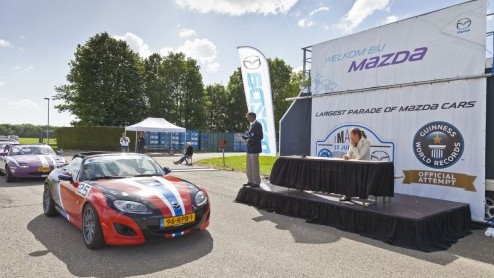 Op de wegen rond het RDW-terrein in Lelystad werd een stoet van 683 MX-5s gevormd tijdens de recordpoging The largest parade of Mazda cars van MAX-5 2013.