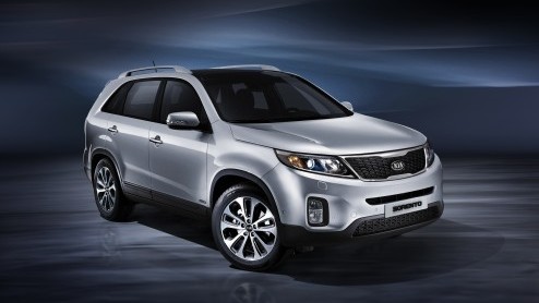 Kia vindt het tijd om de Europese versie van de Sorento een opfrisser te geven. De in 2009 geintroduceerde SUV is subtiel behandeld aan de tand des tijds maar onder de kap is er meer nieuws.
