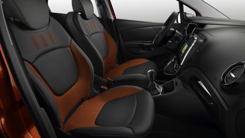 Renault heeft de brochures klaar van de Captur. Het SUV-broertje van de Clio staat vanaf half mei bij de dealer en is te bestellen vanaf 15.990 euro. Sterkere diesel op komst. Hopen op Captur RS.
