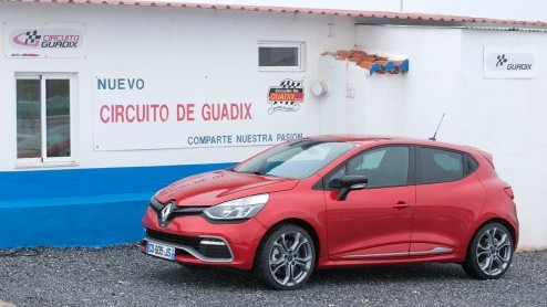 Eerste ronde met de nieuwe Renault Clio RS 1.6 turbo EDC. Wat een scheurneus, met 200 pk en felle looks.
