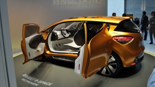 De Autosalon van Genve heeft vandaag zijn deuren voor het grote publiek geopend. AutoVandaag.nl is alvast even een kijkje gaan nemen en we hebben diverse primeurs, bijzondere studiemodellen en aankom