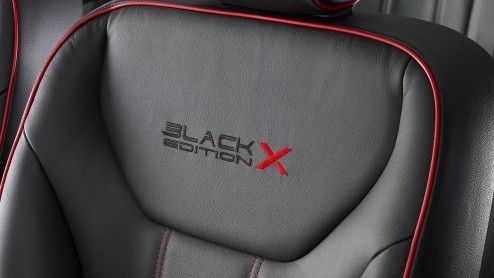 Renault Trafic Black Edition X is het nog luxere broertje van de Black Edition uit 2012. Hij is volgehangen met extra luxe en vele LED's.