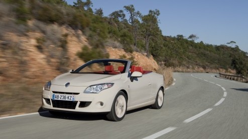 Renault Nederland heeft besloten de speciale Mgane CC Floride in de showroom te zetten. In een oplage van 25 exemplaren staat de naar het verleden wijzende Coup-Cabriolet voor 35.790 euro in de show