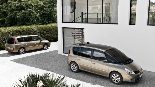 Het is geen nieuws dat de Renault Espace voorlopig geen volledig nieuwe opvolger krijgt. De importeur heeft wel laten weten na de zomer een facelift van het huidige model te presenteren. Op naar Phase