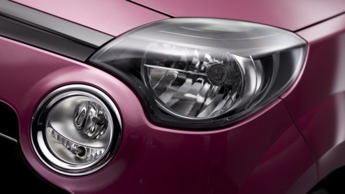 Renault stelt in Frankfurt de nieuwe Twingo voor. De guitige Fransoos vertegenwoordigt als eerste de nieuwe design-identiteit van Renault en komt begin 2012 op de markt.