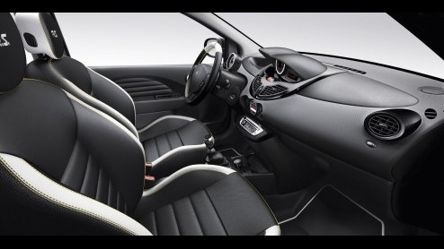 Met de introductie van de nieuwe Twingo is ook de Twingo RS meteen aan de beurt. Hij staat op de IAA in een strak, felgeel jasje de gespierde stadsrakker uit te hangen. Ook doet de Twingo Gordini in e