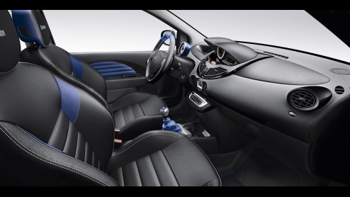 Met de introductie van de nieuwe Twingo is ook de Twingo RS meteen aan de beurt. Hij staat op de IAA in een strak, felgeel jasje de gespierde stadsrakker uit te hangen. Ook doet de Twingo Gordini in e