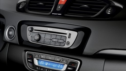 Renault is aan het faceliften geslagen. Na de opfrisser van de Twingo - waar we volgende week mee kennismaken - is vanaf volgend jaar de Scnic en Grand Scnic aan de beurt. De MPV's krijgen een strak