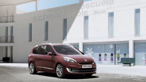Renault is aan het faceliften geslagen. Na de opfrisser van de Twingo - waar we volgende week mee kennismaken - is vanaf volgend jaar de Scnic en Grand Scnic aan de beurt. De MPV's krijgen een strak