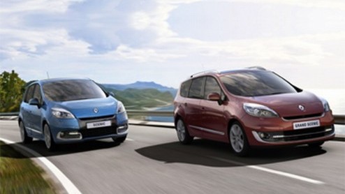 Renault is aan het faceliften geslagen. Na de opfrisser van de Twingo - waar we volgende week mee kennismaken - is vanaf volgend jaar de Scnic en Grand Scnic aan de beurt. De MPV's krijgen een strak