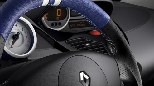 Nu de Twingo door Renault is vernieuwd kunnen we gaan aftellen naar de Twingo R.S. Hij is vanaf volgende maand te bestellen en staat begin april bij de dealer met een prijskaartje dat 19.990 euro verm