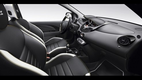 Nu de Twingo door Renault is vernieuwd kunnen we gaan aftellen naar de Twingo R.S. Hij is vanaf volgende maand te bestellen en staat begin april bij de dealer met een prijskaartje dat 19.990 euro verm