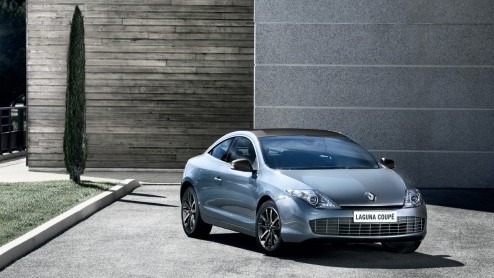 De voor 2012 vernieuwde Renault Laguna Coup heeft een prijskaartje gekregen en staat vanaf 36.690 euro in de showroom. Met completere uitrusting. Wie zijn auto inruilt krijgt bovendien extra korting.