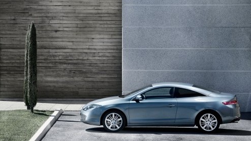 De voor 2012 vernieuwde Renault Laguna Coup heeft een prijskaartje gekregen en staat vanaf 36.690 euro in de showroom. Met completere uitrusting. Wie zijn auto inruilt krijgt bovendien extra korting.