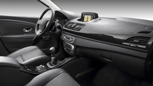 Renault maakt de prijzen van de vernieuwde Mgane bekend, die een opgewaardeerde neus en nieuwe motoren heeft gekregen. De vanafprijs blijft 18.990 euro en er zijn drie introductiepakketten beschikbaa