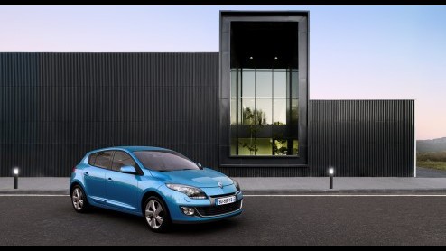 Renault maakt de prijzen van de vernieuwde Mgane bekend, die een opgewaardeerde neus en nieuwe motoren heeft gekregen. De vanafprijs blijft 18.990 euro en er zijn drie introductiepakketten beschikbaa