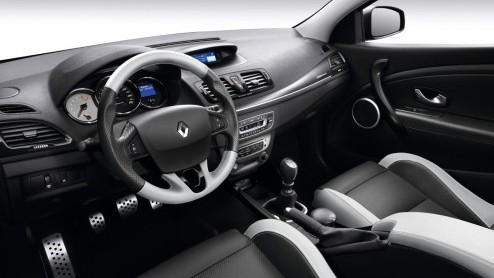 Goed nieuws voor scheurneuzen die hebben gewacht op de (licht) vernieuwde Renault Megane RS. De importeur heeft zojuist de prijs vastgesteld op 33.990 euro. Da's ietsje meer dan voorheen maar daar kri