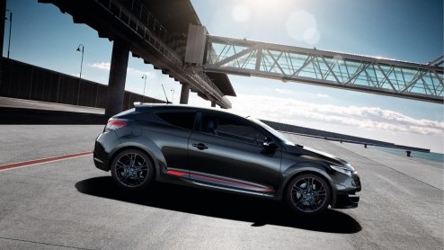 Goed nieuws voor scheurneuzen die hebben gewacht op de (licht) vernieuwde Renault Megane RS. De importeur heeft zojuist de prijs vastgesteld op 33.990 euro. Da's ietsje meer dan voorheen maar daar kri