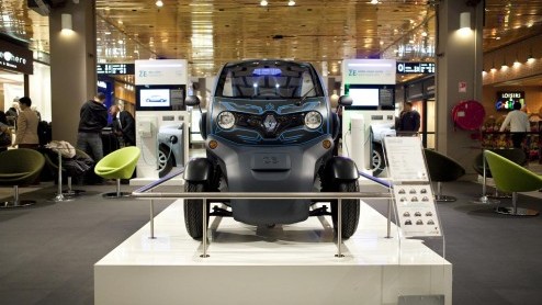 Op de Autosalon geeft Renault de Twizy opnieuw aandacht. Het elektrische stadskarretje komt begin 2012 op de markt en heeft nu ook een prijs: 6990 euro. De accu kost via een leaseconstructie 45 euro p