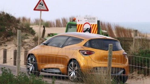 Geheimpjes zijn er om ontrafeld te worden. Soms gaat dat makkelijker dan gedacht. Wisten we eerst de Renault Captur conceptcar zelf in de omgeving van Lissabon te betrappen, zijn er nu ook beelden van