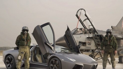 We hebben al eens een strijd tussen een straaljager en een supercar voorbij zien komen. In de nieuwe Lamborghini Revent�n zagen we elementen van een �jet fighter� terugkomen. De link is dus gauw geleg