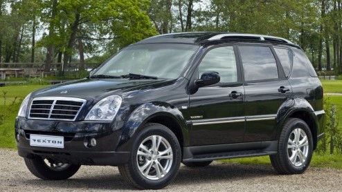 Tijdens de Nederlandse persintroductie van de SsangYong Korando met benzinemotor en de Actyon Sports pick-up heeft het merk laten weten aan een facelift voor de Rexton en Rodius te werken. Eind dit ja