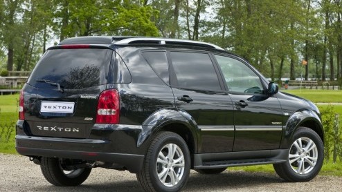 Tijdens de Nederlandse persintroductie van de SsangYong Korando met benzinemotor en de Actyon Sports pick-up heeft het merk laten weten aan een facelift voor de Rexton en Rodius te werken. Eind dit ja