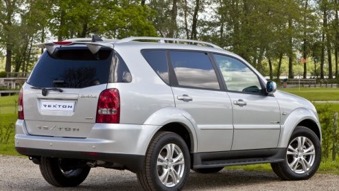 Tijdens de Nederlandse persintroductie van de SsangYong Korando met benzinemotor en de Actyon Sports pick-up heeft het merk laten weten aan een facelift voor de Rexton en Rodius te werken. Eind dit ja