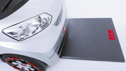 Goed, en wat hebben we hier? Een elektrische smart fortwo 'met aanhang'! Het is de Rinspeed Dock-Go Concept, voor als een gewone smart toch echt te klein is voor boodschappen of wanneer je andere groo