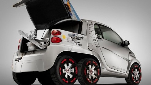 Goed, en wat hebben we hier? Een elektrische smart fortwo 'met aanhang'! Het is de Rinspeed Dock-Go Concept, voor als een gewone smart toch echt te klein is voor boodschappen of wanneer je andere groo