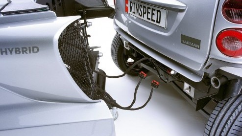 Goed, en wat hebben we hier? Een elektrische smart fortwo 'met aanhang'! Het is de Rinspeed Dock-Go Concept, voor als een gewone smart toch echt te klein is voor boodschappen of wanneer je andere groo