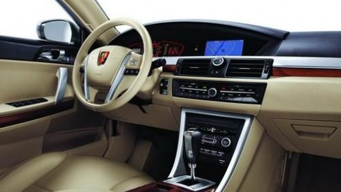 Net als steeds meer Europese merken voet aan de wal in China willen zetten, doen de autofabrikanten uit China dat ook hier. Meestal nog zonder succes, maar de moed blijft er in. Roewe komt met de 550,