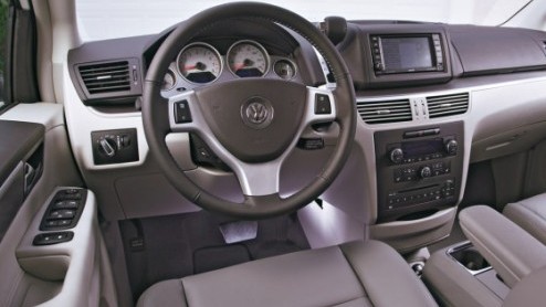 Amerika maakt kennis met de Volkswagen Routan. U leest het goed. Deze king-size 'Touran' is gebaseerd op de Chrysler Grand Voyager. Een naar eigen hand gezet interieur en gewijzigde voor- en achterzij