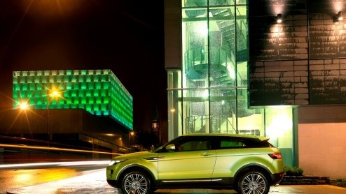 Land Rover heeft vandaag de prijzen bekendgemaakt van de nieuwe, compacte Range Rover Evoque. Hij blijkt iets lager uit te vallen dan gedacht: vanaf 42.900 euro staat hij  in de zomer  bij de dealer