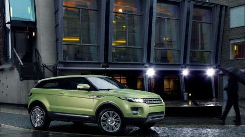 Land Rover heeft vandaag de prijzen bekendgemaakt van de nieuwe, compacte Range Rover Evoque. Hij blijkt iets lager uit te vallen dan gedacht: vanaf 42.900 euro staat hij  in de zomer  bij de dealer