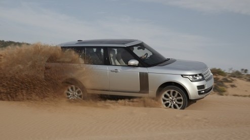 Een nieuwe Range Rover nog beter maken klinkt makkelijker dan het is. Toch is dat de uitdaging die Land Rover is aangegaan. Een afslankkuur van driehonderd kilo, riante zitruimte op de achterbank en n